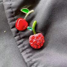 Broche de cereza esmaltado, estilo simple y lindo, forma asimétrica, accesorio de moda para mochila y ropa, regalo para mujeres y mochilas escolares