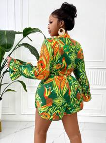 Conjunto de 2 piezas de top corto de manga larga con escote en V profundo y atadura en el frente, estampado tropical colorido, y shorts, para mujer talla grande, conjunto informal para vacaciones