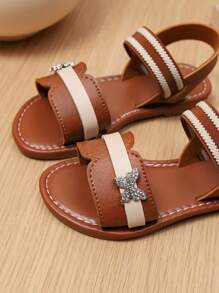 1 paire de sandales plates pour bébé/tout-petit fille de grande taille, blanc et marron en PU, décoration avec nœud à strass scintillants, bout ouvert, bride élastique, sandales de style romain princesse mignonnes convenant aux filles de 3 à 15 ans, pour une utilisation quotidienne et décontractée, nouvelle arrivée printemps/été 2025