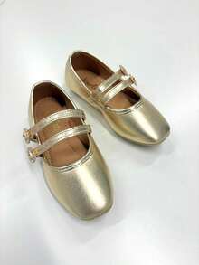 Flats tipo balerina brillantes, ideales para eventos formales, celebraciones, reuniones familiares, presentaciones escolares y outfits festivos elegantes. Diseño con dos cintas cruzadas en el empeine con acabado metalizado y detalle de pedrería de fantasía en el costado, que aporta un toque glamuroso, femenino y sofisticado. Fabricados en material sintético suave tipo recubierto, con suela antiderrapante y plantilla acolchada, brindan comodidad, seguridad y estilo durante todo el día. Pertenecen al estilo clásico, elegante y romántico, siendo perfectos para la temporada Primavera-Verano 2025, combinando con vestidos de tul, faldas vaporosas o conjuntos formales. - Dorado - Ver 2