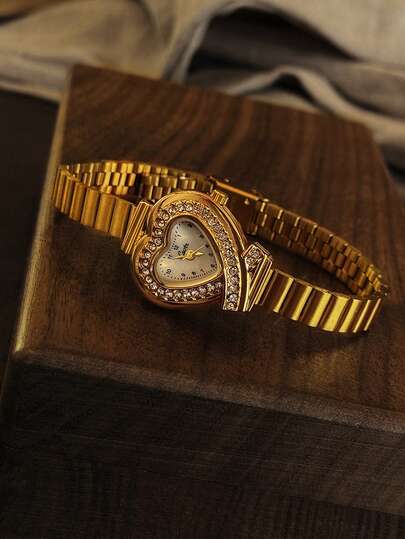 1枚复古法式雕花心形金色小表盘女士腕表，镶嵌水钻，时尚简约优雅，奢华精致，小巧不锈钢防水表带，经典女士石英表，精美珍珠贝母表盘，阿拉伯数字刻度，适合日常佩戴、正式场合，可作装饰腕饰，亦可作节日或生日礼物。