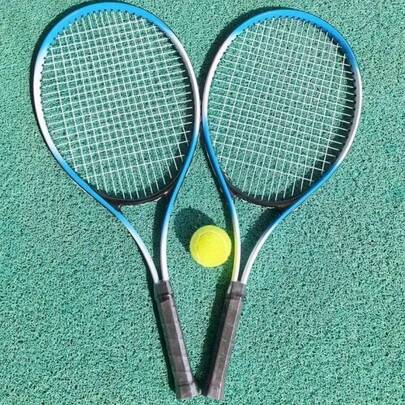 Racchetta da tennis ultraleggera in lega di alluminio, include una racchetta e una borsa. La racchetta è ultraleggera e resistente, con un design a testa larga per una facile maneggevolezza e un utilizzo adatto ai principianti. Adatta per allenamenti casuali, divertimento in famiglia e sport sociali. Dimensioni: 66,5*27*2,2 cm. Disponibile in verde, rosso, blu e altri colori. Ideale per sport, competizioni per adulti, allenamento e attività all'aperto.