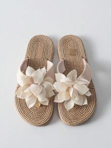 Tropiscape Zapatos de moda con flor blanca para mujeres, sandalias planas de estilo de verano con apariencia tejida, chanclas casuales de playa con suelas con apariencia tejida