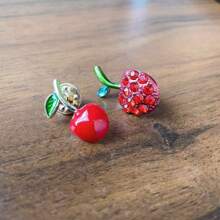 Broche de cereza esmaltado, estilo simple y lindo, forma asimétrica, accesorio de moda para mochila y ropa, regalo para mujeres y mochilas escolares