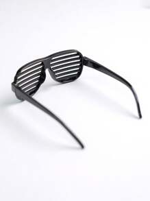 1 pièce Lunettes de soleil carrées creuses dégradées pour animaux de compagnie à utiliser en extérieur - Noir
