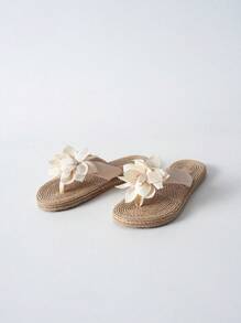 Tropiscape Zapatos de moda con flor blanca para mujeres, sandalias planas de estilo de verano con apariencia tejida, chanclas casuales de playa con suelas con apariencia tejida