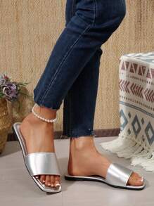 Sandalias de deslizamiento para mujer de talla grande, nuevas sandalias planas de puntera cuadrada negras de primavera y verano para vestir, pantuflas de moda, hermosos zapatos de playa de verano para chicas, pantuflas antideslizantes para interiores, chanclas de plástico preciosas para chicas