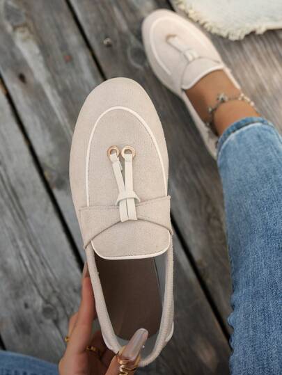Platte loafers voor dames, stijlvolle en eenvoudige, maar comfortabele schoenen met metalen gespversiering, geschikt voor de lente en herfst als eendelige schoen voor bovenkleding, een slouchy schoen.