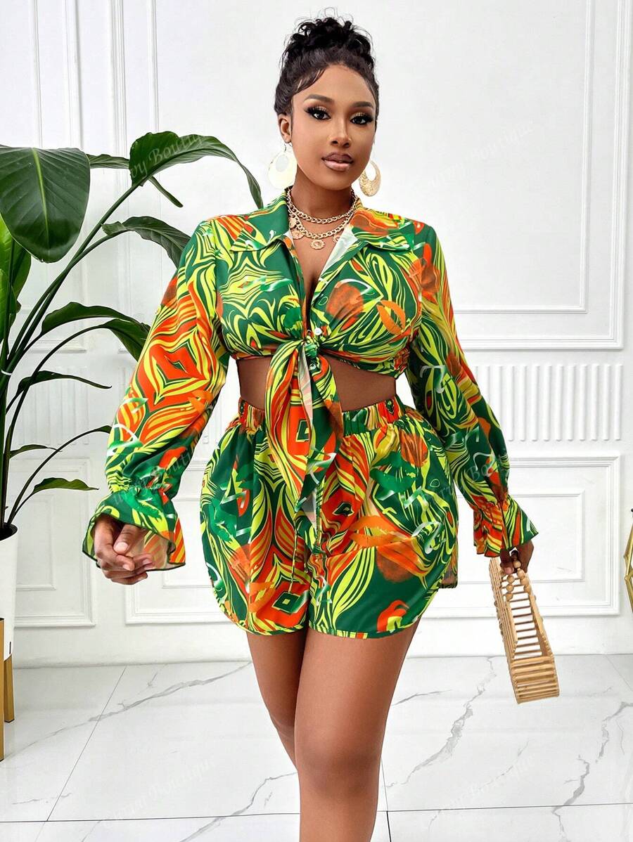 Conjunto de 2 piezas de top corto de manga larga con escote en V profundo y atadura en el frente, estampado tropical colorido, y shorts, para mujer talla grande, conjunto informal para vacaciones