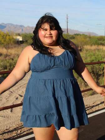 Enliva Vestido vaquero corto casual de mujer talla grande con tirantes de espagueti y plisados minimalistas