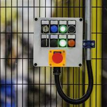 4 botones de parada de emergencia con contactor tipo hongo para controlar arrancadores electromagnéticos, relés de protección y otros circuitos de control automático, brindando protección integral para todo tipo de circuitos. - Amarillo y negro - Ver 6