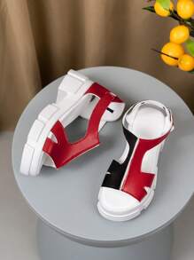 Un par de sandalias de tacón alto a la moda, nuevas sandalias de tacón grueso y cómodo para niños 2025, sandalias con bloqueo de color, sandalias con duradero, sandalias adecuadas para vacaciones casuales y fiestas