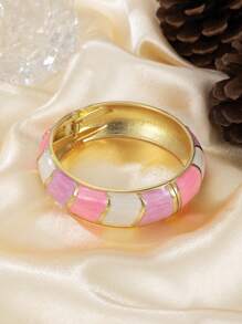 1 Stück Retro minimalistisches Armband aus Zinklegierung, vergoldet, mit buntem Harz-Emaille-Farbblock, breites, flaches, auffälliges Statement-Armband für Frauen, geeignet für Hochzeit, Ostern, Weihnachten, Diwali, Karneval, Nachtclub, Urlaub, Musikfestival, Party, täglichen Boho-Schmuck, Geschenk für Teenager, Erwachsene, junge Frauen