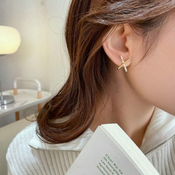 1 par de pendientes minimalistas con diseño cruzado