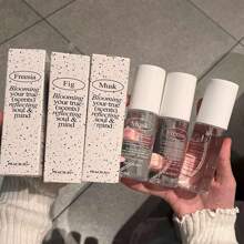 PEACH JO+ زجاجة 75 مل من رذاذ العطر للملابس بنكهة دائمة ، سلسلة الأنماط البسيطة ، منعش للهواء ، مناسب للاستخدام في الداخل ، المطبخ ، الحمام ، غرفة المعيشة ، المكتب ، السفر ، الفندق ، مزيل روائح للملابس ، هدايا ، مواعيد ، هدايا عيد الحب ، محمول