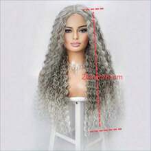 Parrucca sintetica lunga e riccia, in colore grigio argento sfumato, con base in pizzo, parrucca sintetica con linea naturale dei capelli, 26 pollici, radice scura con grigio