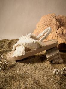 Tropiscape KATE MIUCH 新款美式性感迷人时尚简约浪漫复古高级休闲宽松舒适轻盈透气，适合罗马假日海滩度假派对米色流苏圆头平底女式白色凉鞋，法式浪漫情调经典樱桃甜美可爱青春活力少女感室内米色平底拖鞋。海滩秋季圣诞节冬季圣诞礼物