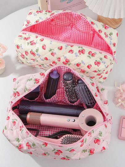 1 st söt jordgubbsmönstrad quiltad hårtorkspåse fickdesign inuti hårtorkhållare hårverktygsväska resefodral reseorganiseringsväska för hårverktyg (locktång, hårtork), hårspännen, hårplattång, perfekt för hem och resor, sminkväskor sminkorganisatör sminkförvaring reseessentials kryssningsessentials studenthemsessentials mammapresenter lärarpresenter brudtärnepresenter utmärkt present till alla hjärtans dag och mors dag