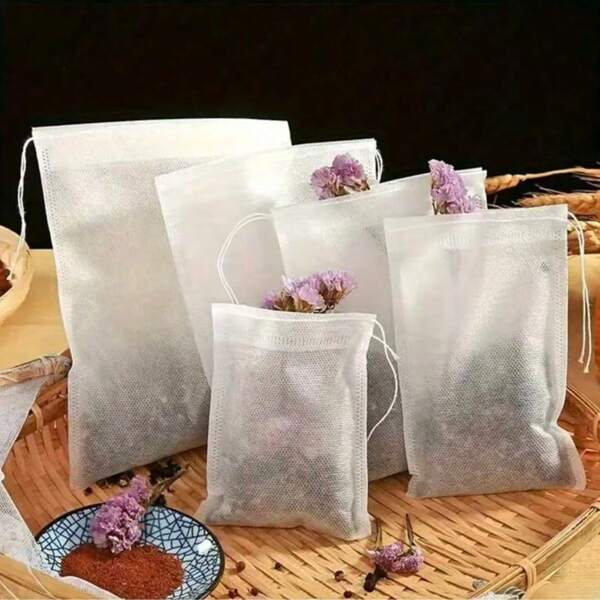 100 pièces de sacs non tissés à cordon de serrage. Sacs pratiques de filtration pour les sachets de thé, la séparation des décoctions de médecine chinoise et des saumures. Sacs non tissés jetables à cordon de serrage.