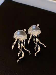 一对简约银色海水母哑光耳环，海洋风格