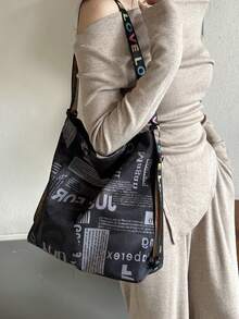 1个复古个性化字母涂鸦斜挎包，大容量通勤包，单肩包，可调节肩带，拉链设计，适合婚礼、派对、度假、娱乐、下午茶、学校等各种场合。