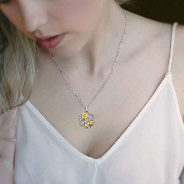 A Set Of 3pcs Fashionable Bee Sunflower Honeycomb Pendant Necklaces, Stylish And Elegant Necklaces, Suitable For Casual Wear, Parties, Weddings, Vacations, Queues, Music Festivals, Perfect Gifts For Girlfriends, Wives, Boyfriends, Daughters, Mothers, And Best Friends As Easter, Mother's Day, Father's Day, Thanksgiving, Halloween, Christmas, Graduation Season, Weddings
