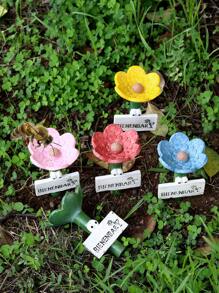 1pc Creative Resin Flower Bee Insect Waterer, Used For Garden Bee Waterer, Mini Garden Decor, Attract And Nourish Bees, Outdoor Garden Decoration
