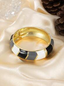 1 Stück Retro minimalistisches Armband aus Zinklegierung, vergoldet, mit buntem Harz-Emaille-Farbblock, breites, flaches, auffälliges Statement-Armband für Frauen, geeignet für Hochzeit, Ostern, Weihnachten, Diwali, Karneval, Nachtclub, Urlaub, Musikfestival, Party, täglichen Boho-Schmuck, Geschenk für Teenager, Erwachsene, junge Frauen