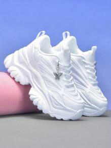 Zapatillas de cuña con plataforma alta con adorno de mariposa de metal plateado para mujer, estilo punk con suela blanca gruesa que aumenta 7CM de altura, regalo versátil, talla grande, cómodas y cálidas zapatillas deportivas para otoño/invierno para mujer adolescente y universitaria, sandalias ligeras y transpirables para uso diario, citas, gimnasio, trabajo, que aumentan la altura