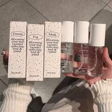 PEACH JO+ زجاجة 75 مل من رذاذ العطر للملابس بنكهة دائمة ، سلسلة الأنماط البسيطة ، منعش للهواء ، مناسب للاستخدام في الداخل ، المطبخ ، الحمام ، غرفة المعيشة ، المكتب ، السفر ، الفندق ، مزيل روائح للملابس ، هدايا ، مواعيد ، هدايا عيد الحب ، محمول