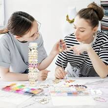 Set di accessori per realizzare braccialetti con 5100 perle in argilla, perle distanziatrici piatte per la creazione di gioielli, perle in pietra nera polimerica con charm e cordino elastico, ideale come regalo per ragazze e per attività creative