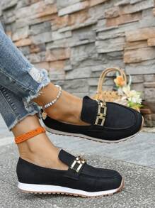 Zapatillas de deporte casuales para mujer, nuevo estilo primavera/otoño 2024 con adorno de cadena, suela blanda, zapatos de moda informal, conviene pedir medio número menos