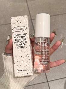 PEACH JO+ زجاجة 75 مل من رذاذ العطر للملابس بنكهة دائمة ، سلسلة الأنماط البسيطة ، منعش للهواء ، مناسب للاستخدام في الداخل ، المطبخ ، الحمام ، غرفة المعيشة ، المكتب ، السفر ، الفندق ، مزيل روائح للملابس ، هدايا ، مواعيد ، هدايا عيد الحب ، محمول