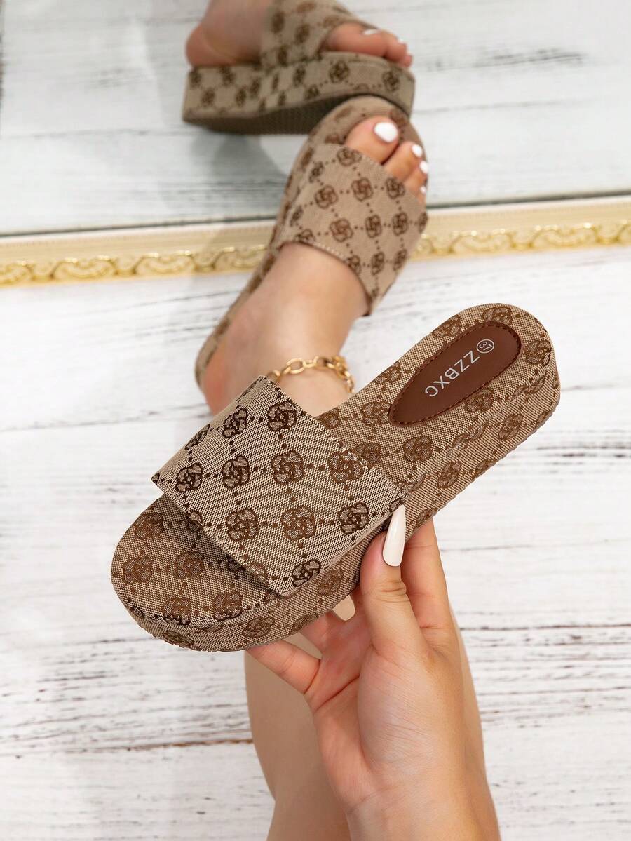 صندل مطبوع بتصميم صفحة كاملة (ذو محيط قدم أوسع بمقاسين أكبر من المقاس القياسي) طراز أمريكي بسيط وجريء واثق عام 2025 صنادل سميكة النعل للاستخدام الخارجي للنساء، جديد مطرز بأحرف مغسولة صندل كعك إسفنجي سميك النعل بهدف زيادة الارتفاع