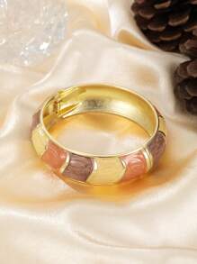 1 Stück Retro minimalistisches Armband aus Zinklegierung, vergoldet, mit buntem Harz-Emaille-Farbblock, breites, flaches, auffälliges Statement-Armband für Frauen, geeignet für Hochzeit, Ostern, Weihnachten, Diwali, Karneval, Nachtclub, Urlaub, Musikfestival, Party, täglichen Boho-Schmuck, Geschenk für Teenager, Erwachsene, junge Frauen