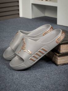 男士金色箔人物肖像和字母设计运动拖鞋，户外运动夜光字母和肖像拖鞋，家居和沙滩凉鞋 - 灰色 - 查看 1