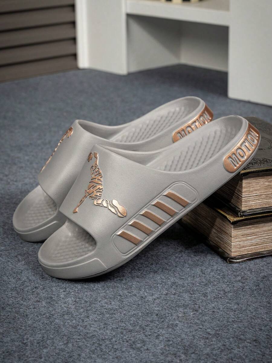 男士金色箔人物肖像和字母设计运动拖鞋，户外运动夜光字母和肖像拖鞋，家居和沙滩凉鞋 - 灰色 - 查看 1