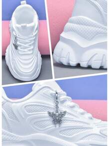 Zapatillas de cuña con plataforma alta con adorno de mariposa de metal plateado para mujer, estilo punk con suela blanca gruesa que aumenta 7CM de altura, regalo versátil, talla grande, cómodas y cálidas zapatillas deportivas para otoño/invierno para mujer adolescente y universitaria, sandalias ligeras y transpirables para uso diario, citas, gimnasio, trabajo, que aumentan la altura