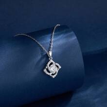 One Piece S925 Sterling Silver 18K Gold Plated Clover Shape Pendant With 1CT D-Color Moissanite Diamond Collarbone Chain Light Luxury Necklace Jewelry Birthday Gift For Wife, Anniversary Present For Wife, Women, Jewelry Gifts For Girlfriend, Mom