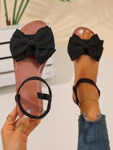 Breezelady Women's Black Bow Flat Sandals – Chic Casual Style, Large Fabric Bow Accent, Adjustable Ankle Strap For Custom Fit, Soft Cushioned Footbed & Durable Sole For All-Day Comfort. Crafted With Breathable Textile Material, These Sandals Blend Sweet Charm With Everyday Practicality. Perfect For Summer Outings: Pair With Denim Shorts For A Relaxed Weekend Look, Match With Sundresses For Brunch Dates, Or Style With Midi Skirts For A Cute Casual Vibe. Ideal For College Students, Office Workers (For Casual Fridays), And Fashion Women Who Love Effortless, Eye-Catching Footwear. Lightweight & Versatile: The Open-Toe Design Keeps Feet Cool In Warm Weather, While The Minimalist Silhouette Ensures Easy Pairing With Any Summer Wardrobe. Whether You're Running Errands, Meeting Friends, Or Exploring A New City, These Sandals Offer Both Style And Comfort. A Must-Have Addition To Your Summer Shoe Collection – Equal Parts Adorable And Functional! - màu đen - Xem 4