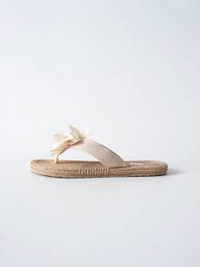 Tropiscape Zapatos de moda con flor blanca para mujeres, sandalias planas de estilo de verano con apariencia tejida, chanclas casuales de playa con suelas con apariencia tejida