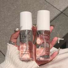 PEACH JO+ زجاجة 75 مل من رذاذ العطر للملابس بنكهة دائمة ، سلسلة الأنماط البسيطة ، منعش للهواء ، مناسب للاستخدام في الداخل ، المطبخ ، الحمام ، غرفة المعيشة ، المكتب ، السفر ، الفندق ، مزيل روائح للملابس ، هدايا ، مواعيد ، هدايا عيد الحب ، محمول