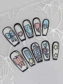 Cet ensemble de nail art comprend 10 ongles longs de forme cercueil faits à la main avec des designs peints à la main dans un style anime, notamment des papillons, des ailes d'étoile et des ours, dégageant tous un éclat brillant. Conçu dans le nouveau style d'ongles de ballet.