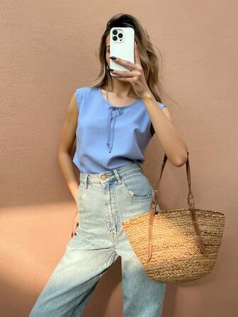 Blusa mujer dama diseño sin mangas cuello redondo detalle lazo frontal ajuste cómodo estilo casual tela ligera fresca ideal días cálidos look moderno versátil combinable