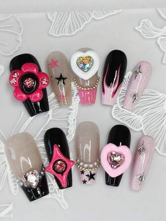 这款美甲套装包含 10 款法式长棺材形手工指甲，饰有珍珠、心形、链条，采用 Y2K 辣妹时尚设计，散发着闪亮的光泽。采用新款芭蕾指甲精心制作，可拉长手指，作为时尚的指甲装饰。