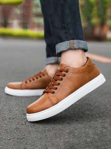 1 par de zapatos casuales de verano antideslizantes y transpirables para hombres, zapatillas marrones de alta calidad, zapatos casuales de negocios cómodos. [Nota: Pida un número de talla talla grande grande ya que son pequeños]