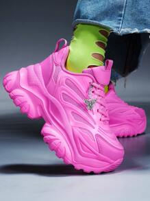 Tênis com Plataforma Espessura de 7cm, Decoração de Borboleta de Metal Prateado em Bege, Sapatos Esportivos na Moda, Presente Versátil para Estilo Punk, Plus Size, Confortável e Quente para Outono/Inverno, Adequado para Adolescentes, Estudantes Universitárias, Uso Externo, Todas as Estações, Sandálias Casuais de Malha Respirável e Secagem Rápida, Adequadas para Uso Diário, Encontros, Academia, Trabalho, com Salto Cunha para Aumento de Altura