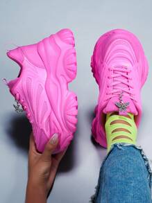 Tênis com Plataforma Espessura de 7cm, Decoração de Borboleta de Metal Prateado em Bege, Sapatos Esportivos na Moda, Presente Versátil para Estilo Punk, Plus Size, Confortável e Quente para Outono/Inverno, Adequado para Adolescentes, Estudantes Universitárias, Uso Externo, Todas as Estações, Sandálias Casuais de Malha Respirável e Secagem Rápida, Adequadas para Uso Diário, Encontros, Academia, Trabalho, com Salto Cunha para Aumento de Altura