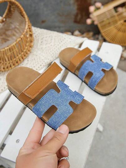 1 双儿童时尚牛仔效果 PU 可调节绑带拖鞋，方便、防滑、耐用、软木平底露趾沙滩凉鞋，适合女孩在夏季搭配牛仔裤和连衣裙，可作为礼物/家居拖鞋