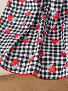Little Girl's Black & White Checkered Vacation Dress Square Neck Short-Sleeve Strawberry Print Dress With Bow Detail Stretchy Waist A-Line Dress For Summer - Perfect For Park Outings & Beach Trips